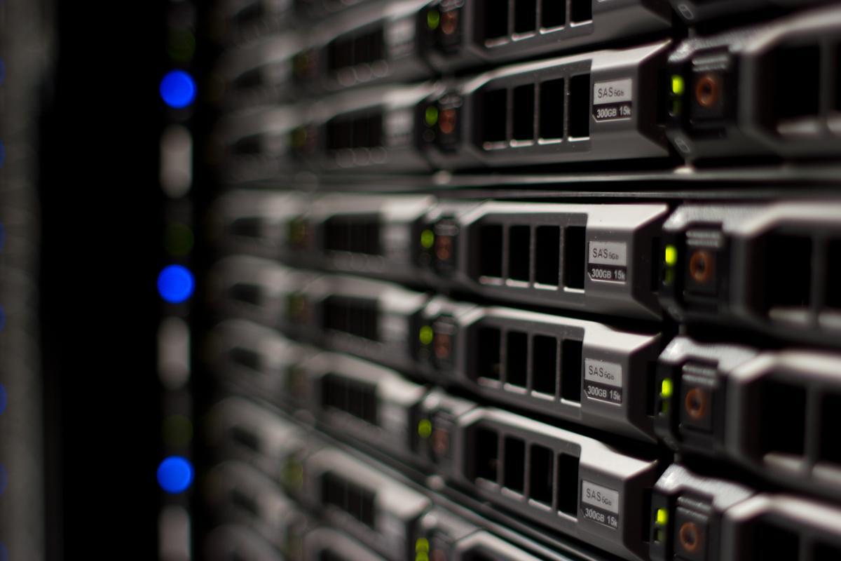 Vanzarile de servere raman constante in al doilea trimestru al lui 2015