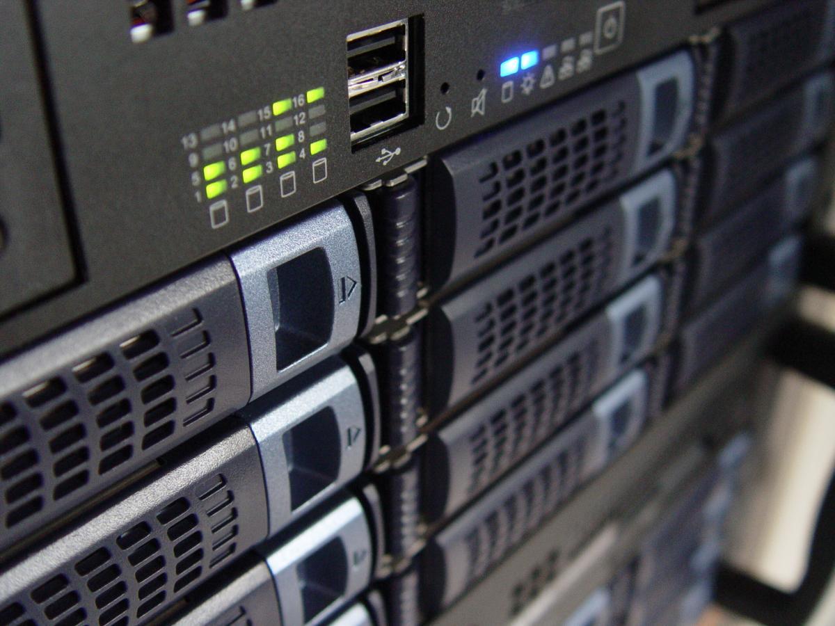Vanzarile de servere au crescut in al treilea trimestru al lui 2015