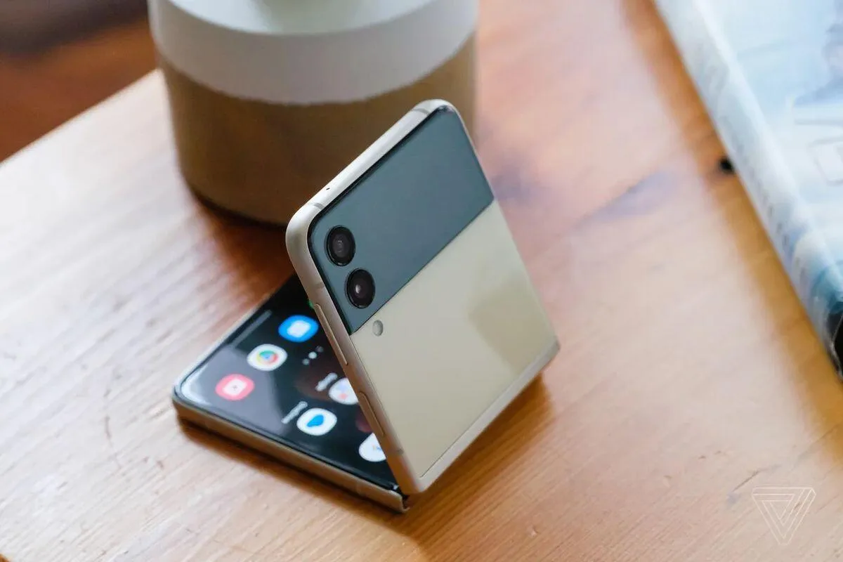 Telefonul cu ecran pliabil de la Google. Lansarea a fost amânată din nou.